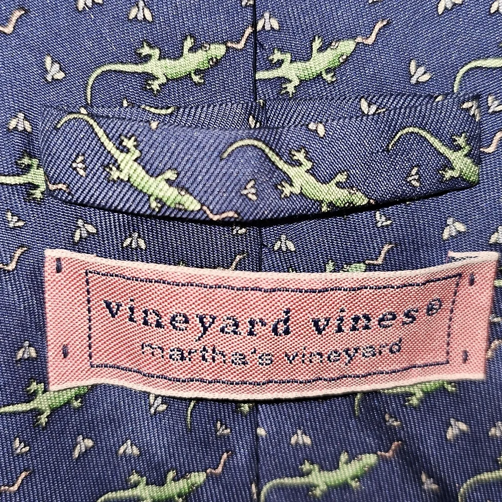 Like New Vineyard Vines Gecko Tie 100% Silk Tie
